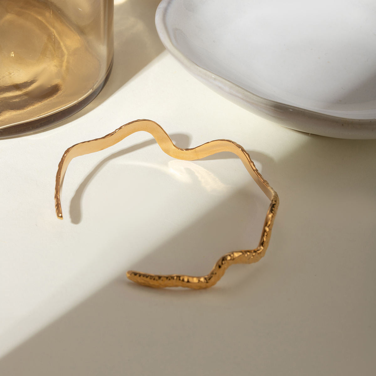 wave bangle detail edelstahl gold