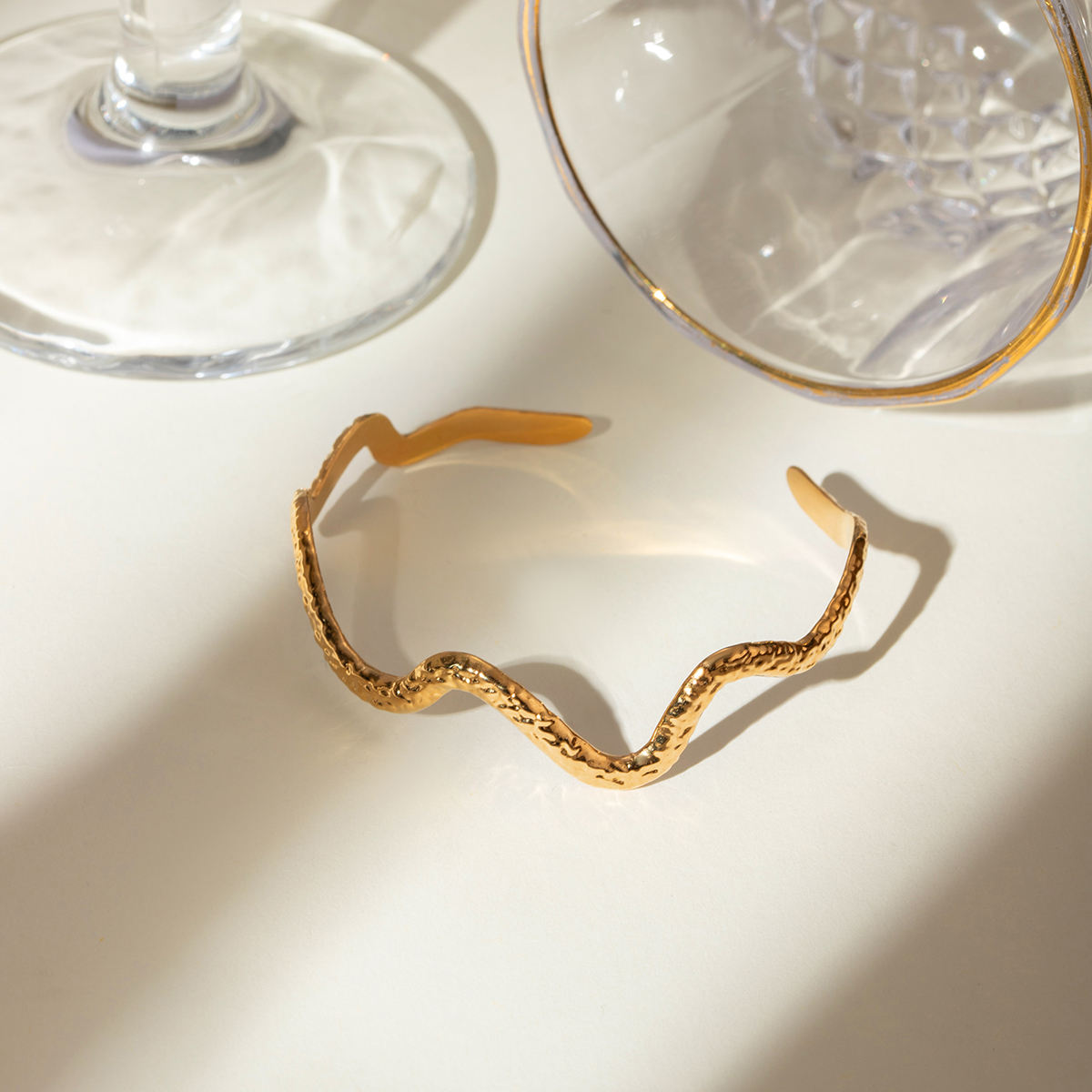 statement armreif wave design