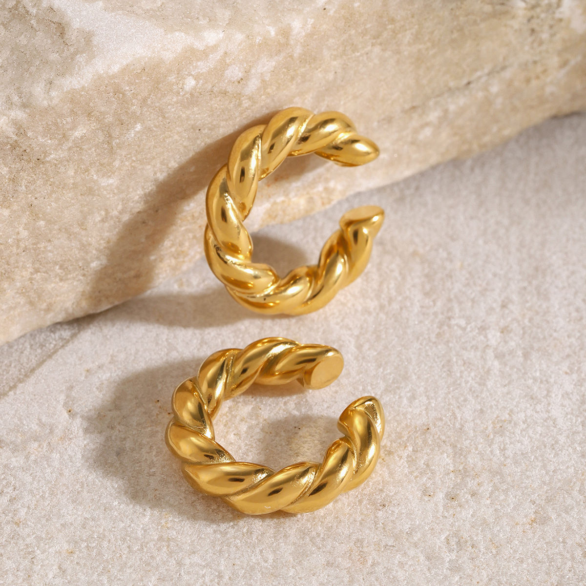 Twist Shine Ear Cuff
