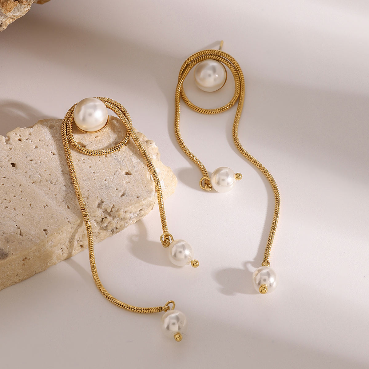 modern pearl statement ohrringe close up glanz