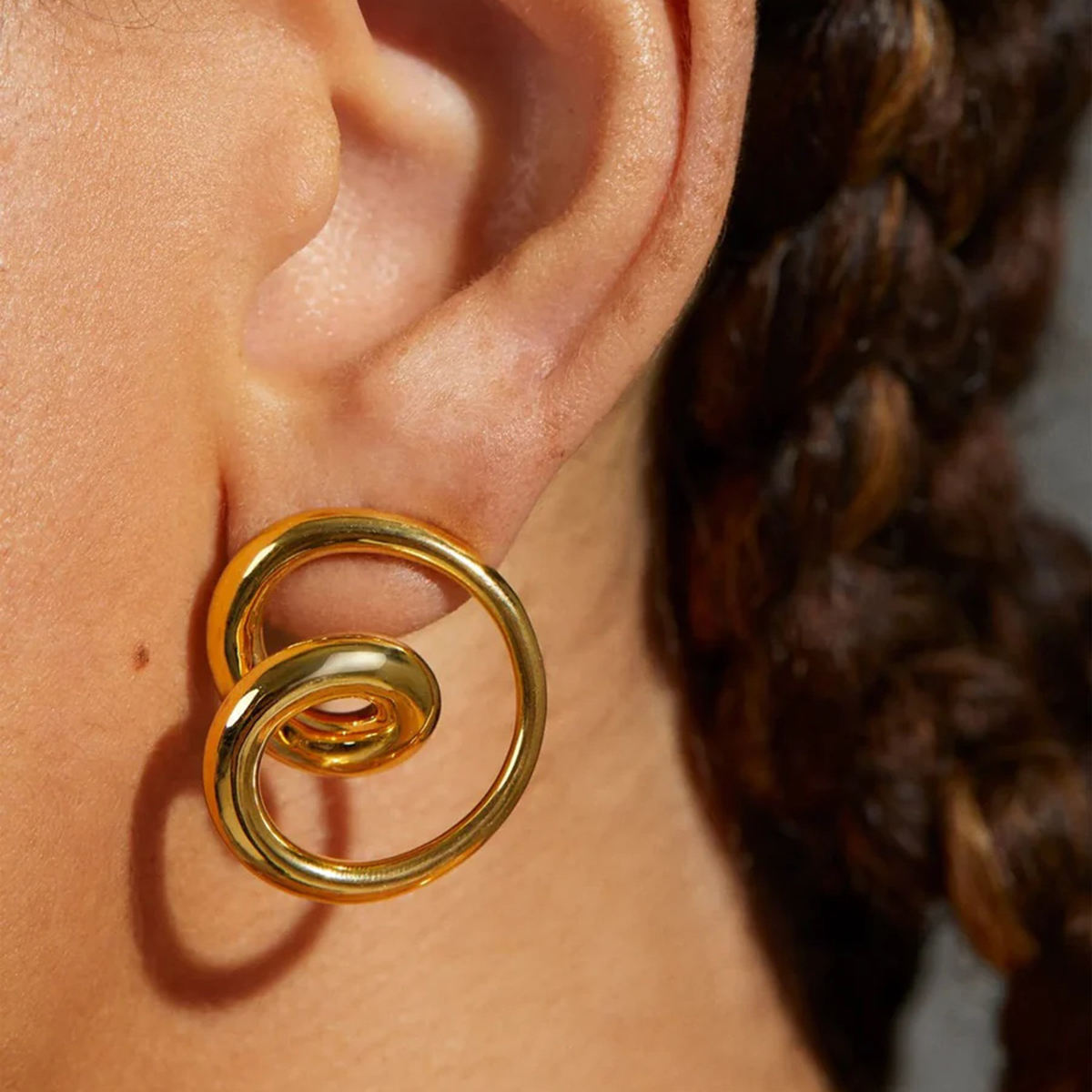 modern spiral ohrringe grosse ohrringe frontalansicht