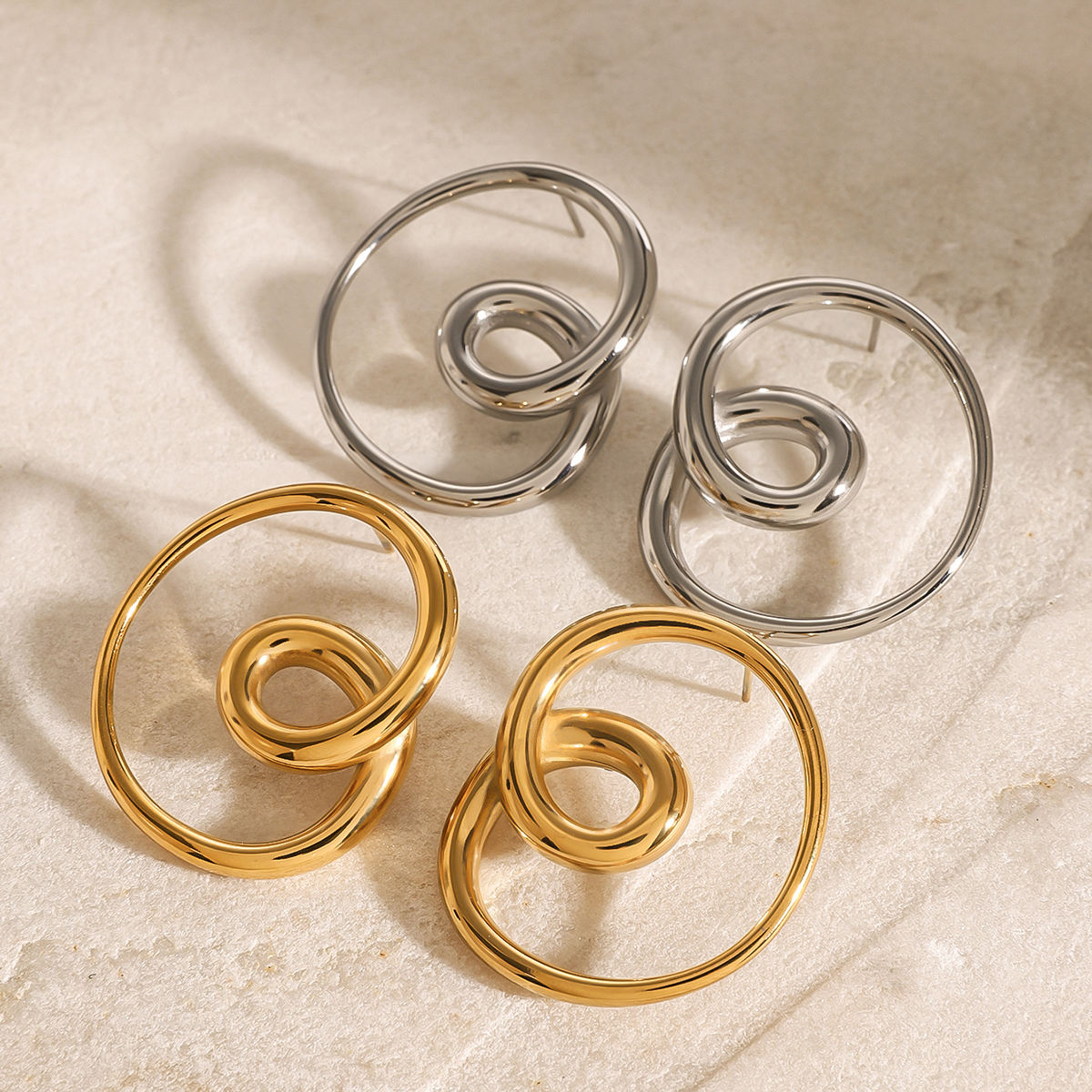 modern spiral earrings trageaufnahme lifestyle bold