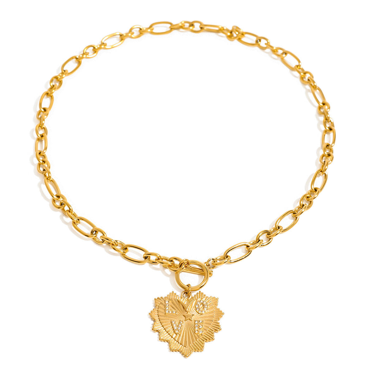 golden love necklace trageaufnahme dekollete statement