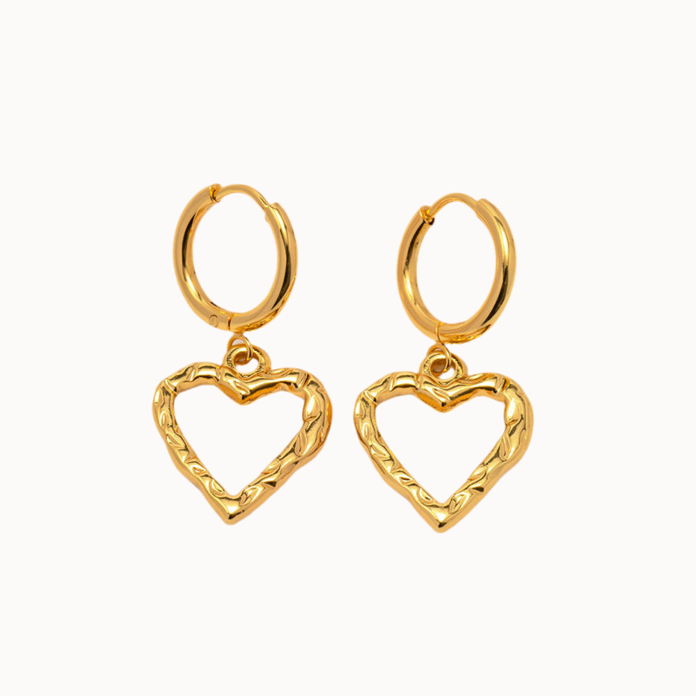 golden heart hoops ohrringe close up detailansicht