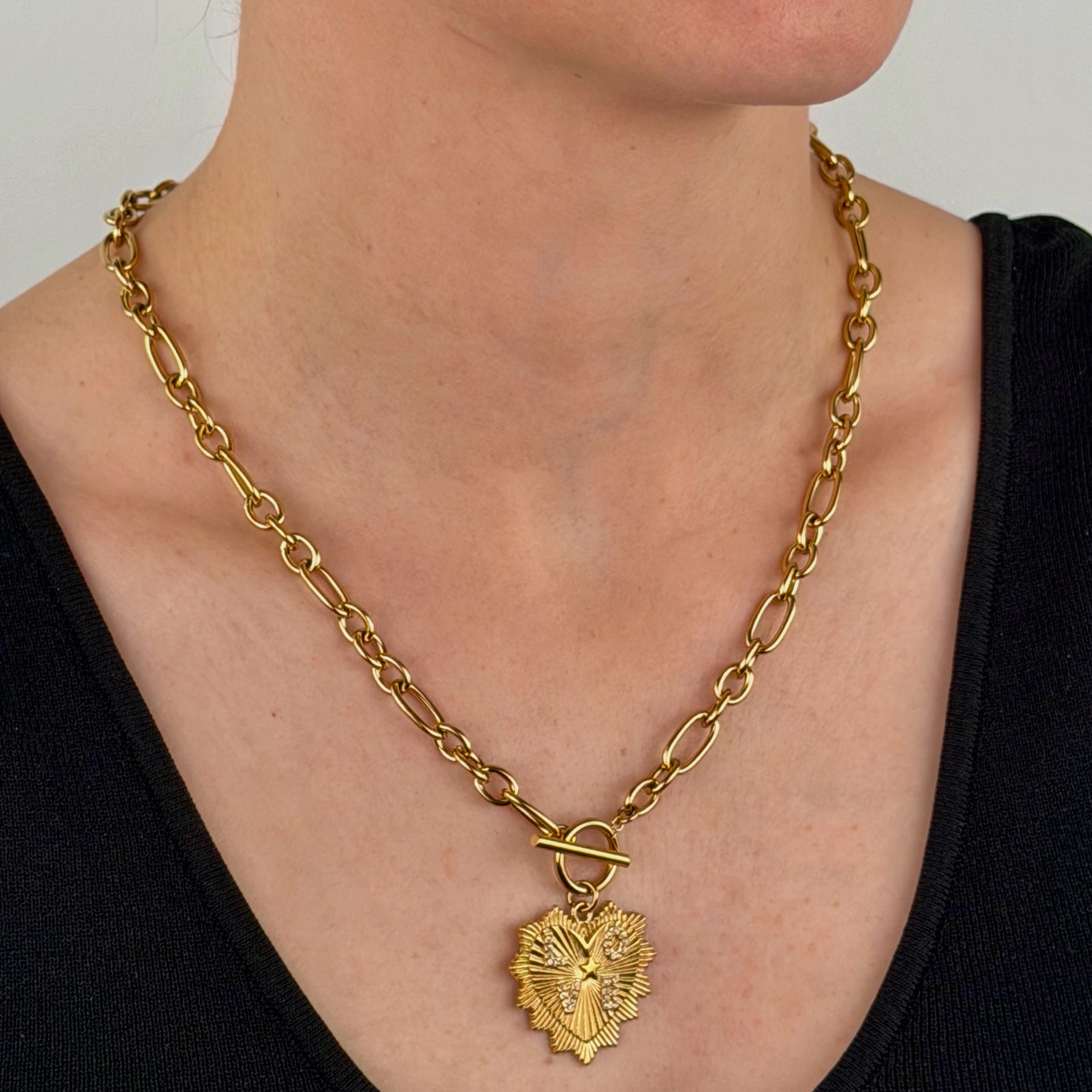 golden love halskette anhaenger detailansicht gravur