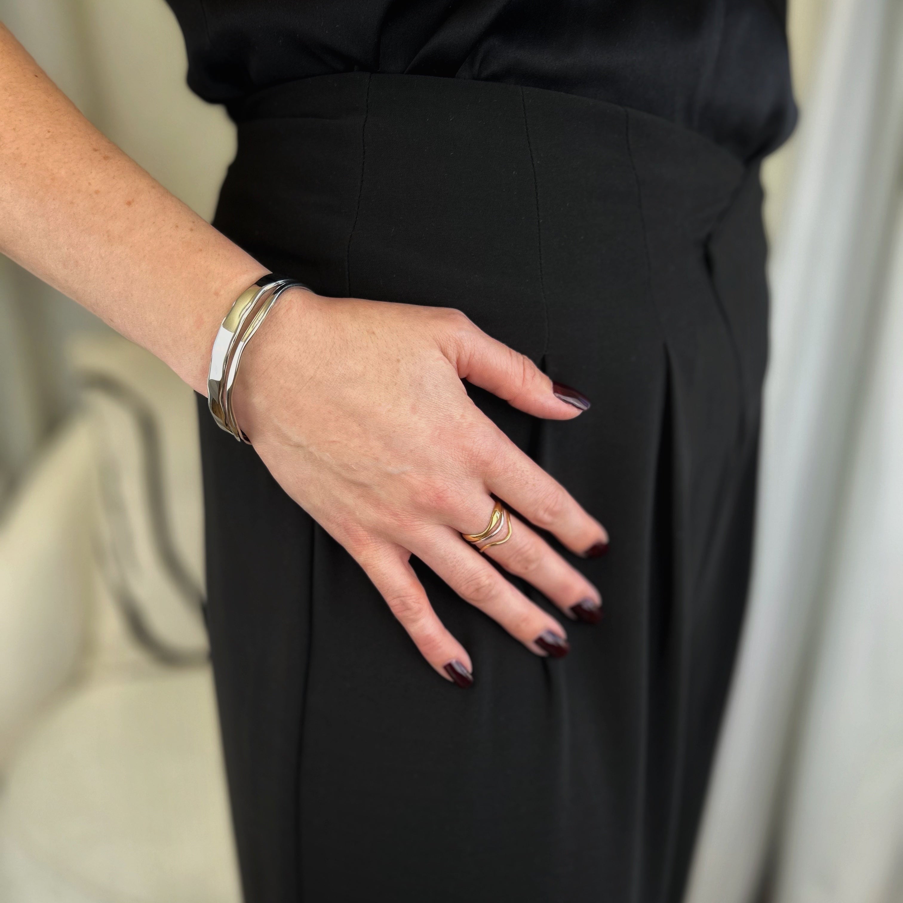 wave cuff armreif wrist closeup modern