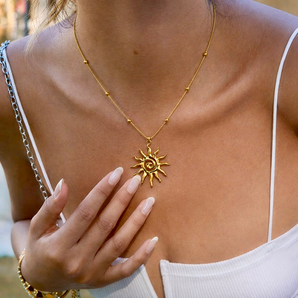 sunburst necklace sun pendant vergoldet detail