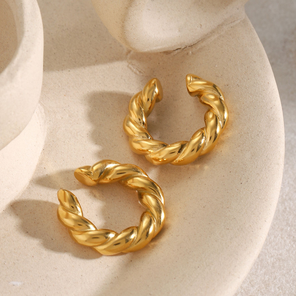 Twist Shine Ear Cuff