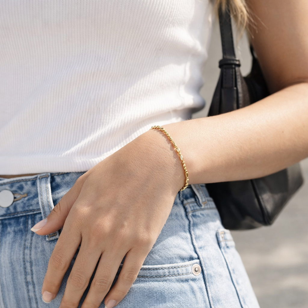 golden oval armband am handgelenk styling elegant