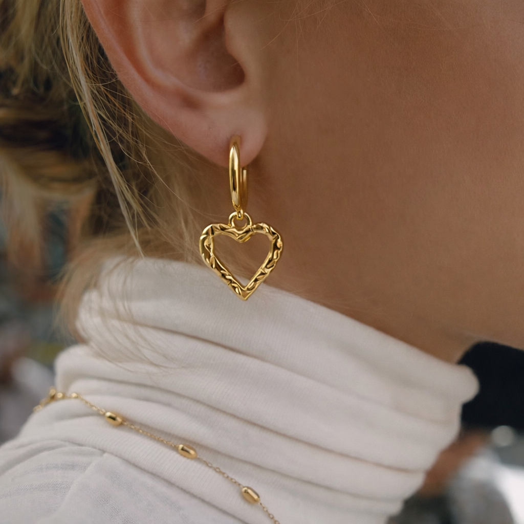 golden heart hoops ohrringe front ansicht herzdesign