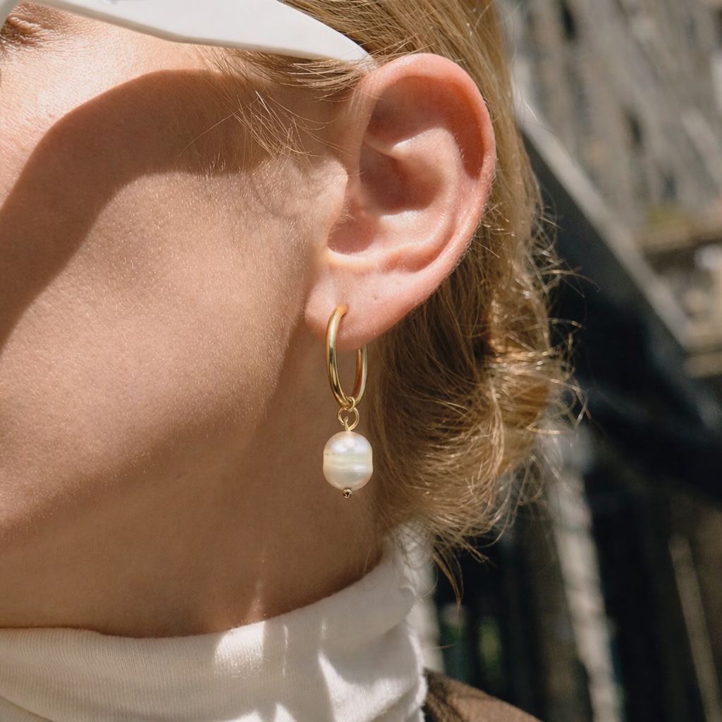 moderne creolen mit perlenanhänger 18k vergoldet seitenansicht