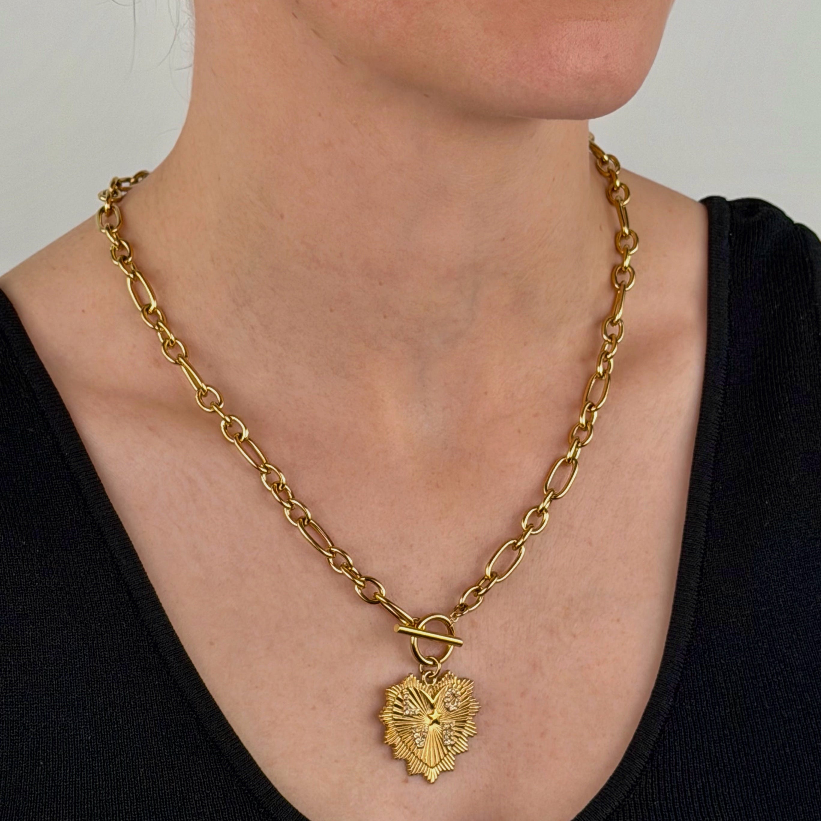 golden love halskette lifestyle produktaufnahme