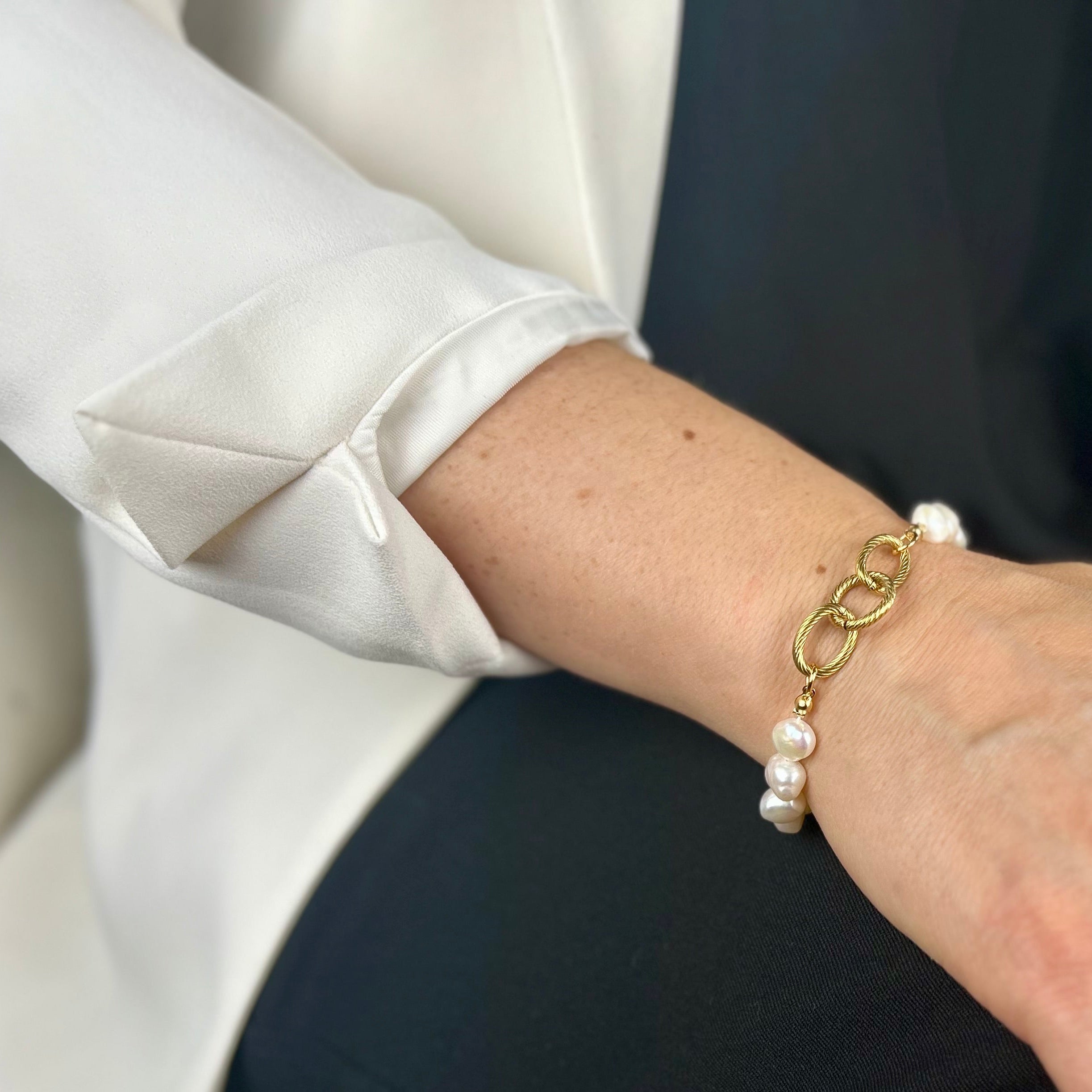 pearl chic armband am handgelenk styling