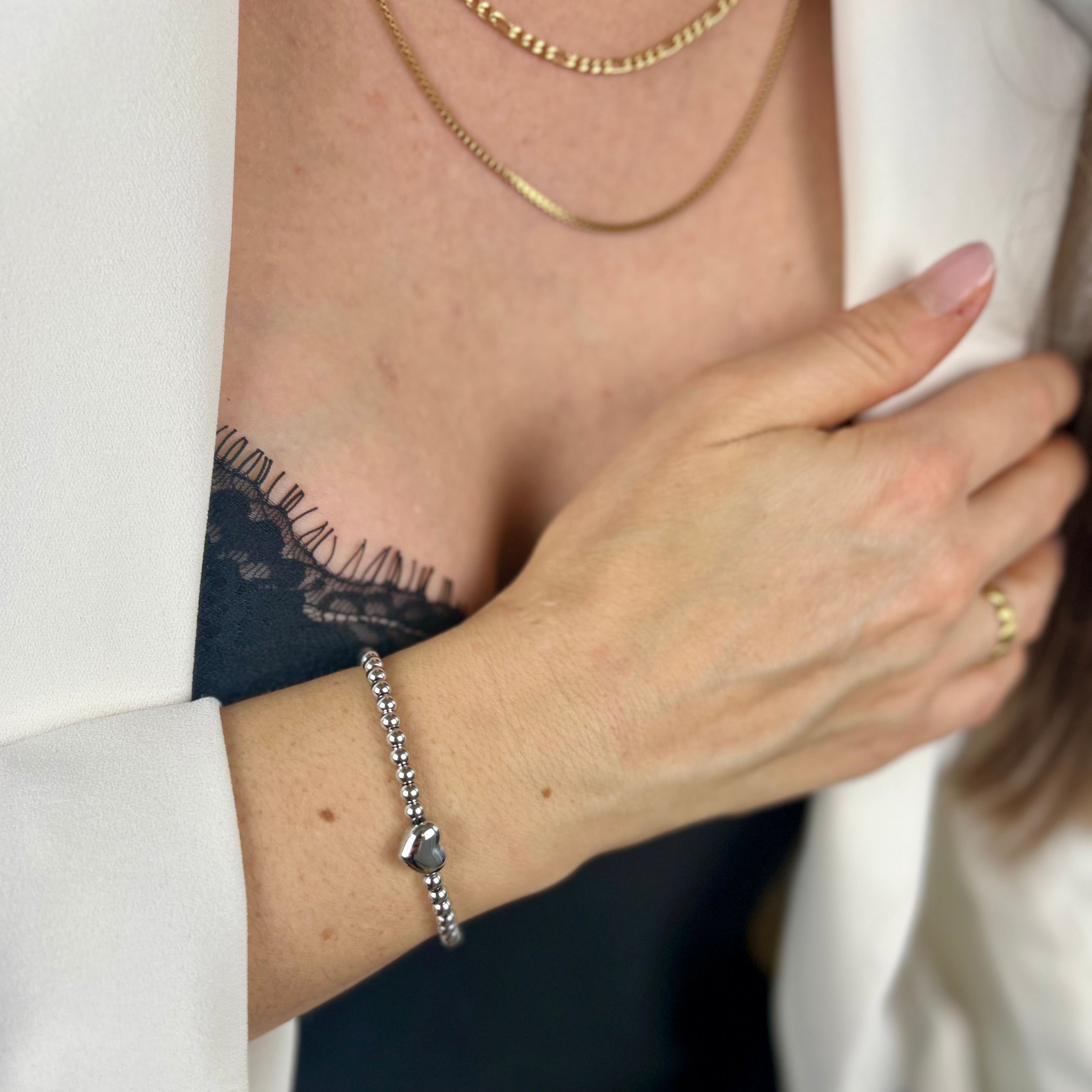 heart beads armband detailansicht herzanhaenger