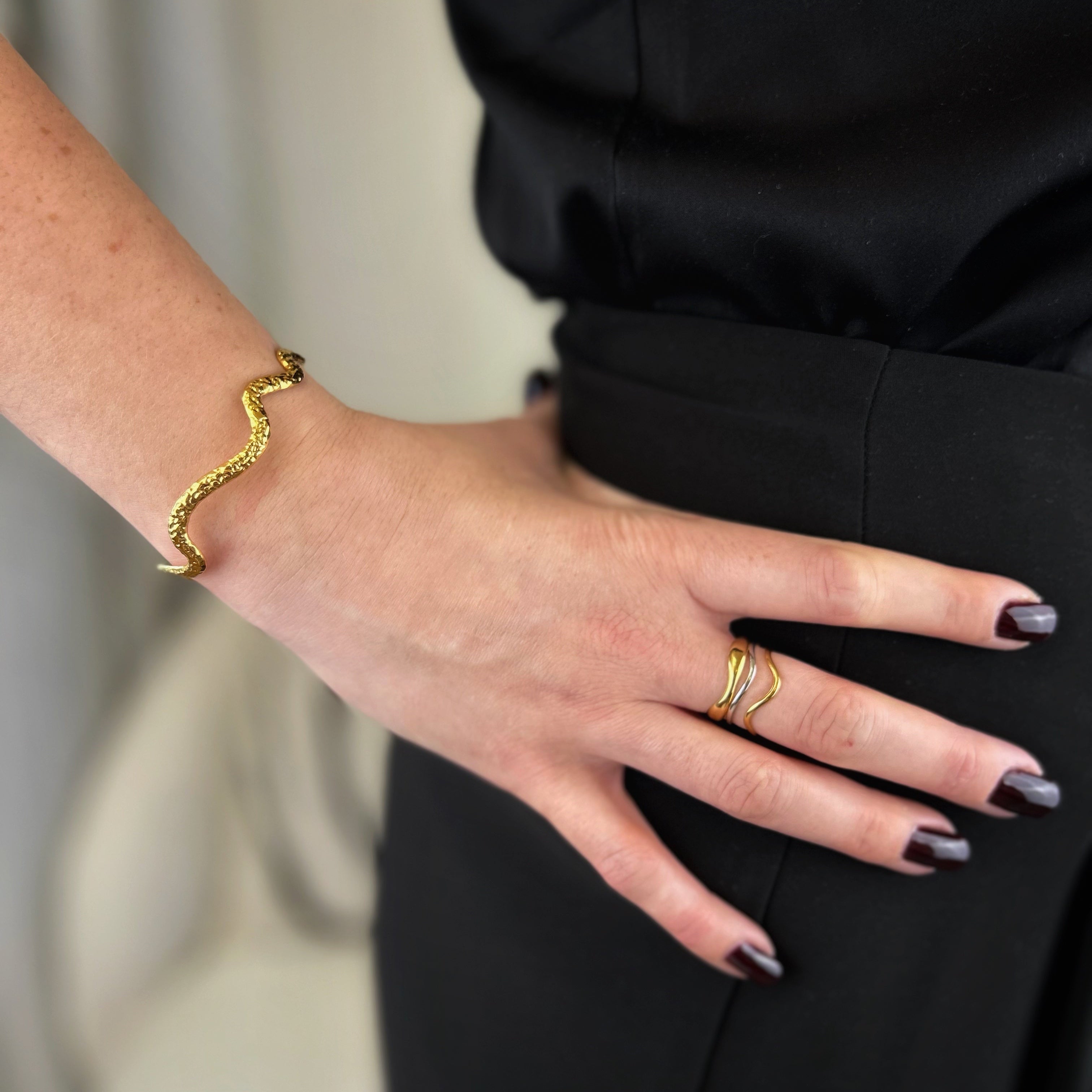 wave hammer bangle 18k vergoldet